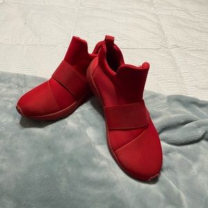Size 7 Steve Madden soft shoe in red.